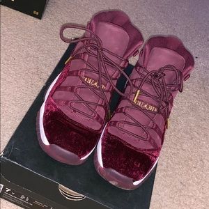 Air Jordan 11 Retro size 7 YOUTH